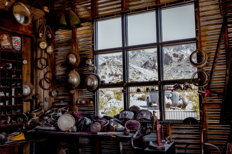 vitrine-LUCERAM-min_shop_window_part_junk_abandoned-138873